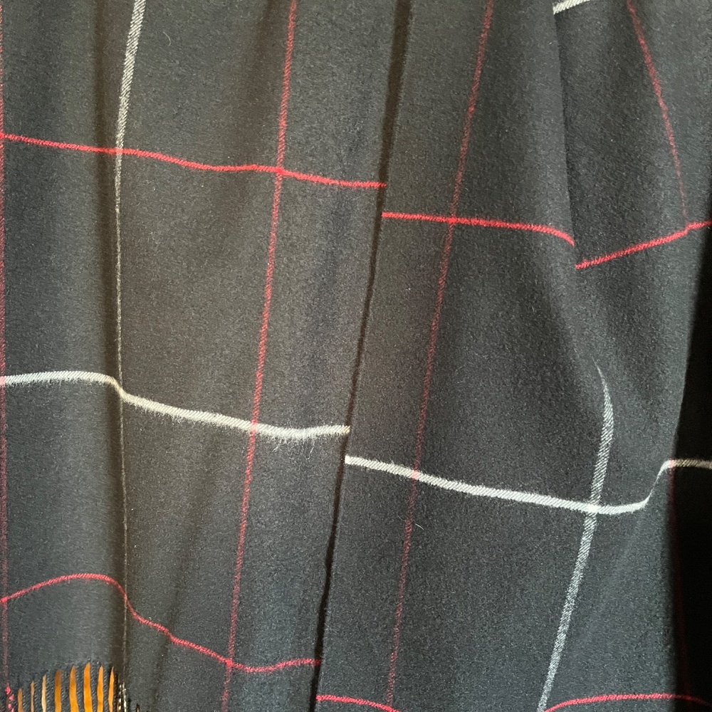 Cashmere-blend large scarf/wrap, in black, white, and red, like new, 28 x 70 in - Picture 4 of 11